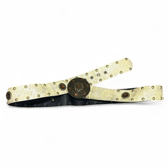 Vintage-Inspired Western Ivory Studded Waist Belt with Decorative Medallion - Picture 2 of 5